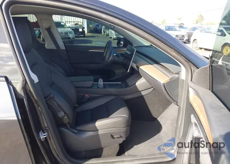 2024 Tesla Model Y Long Range Dual Motor All-Wheel Drive z USA, uszkodzony, nr VIN 7SAYGAEE2RF080945